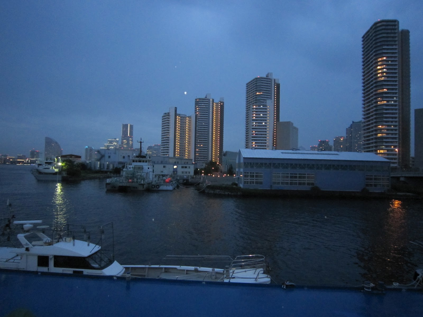 横浜観光ニュース 横浜 黄昏時 ノースピアのバー スターダスト ジュークボックスの音色が懐かしい