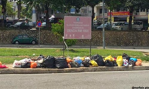 Sampah Berlonggok  Depan Rumah Mak Azwan Ali