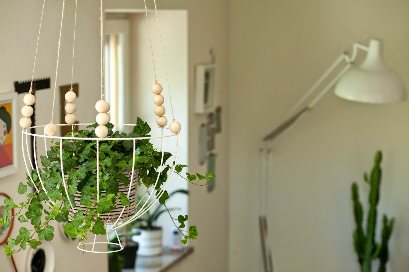 Diy: blumenampel aus einem lampenschirm gestell wohn:projekt ...