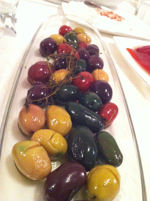 Folyoda kekikli zeytin
