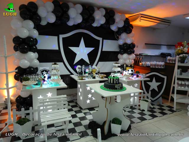 Decoração futebol tema Botafogo para festa de aniversário Decoração futebol tema Botafogo - Festa de aniversário - Mesa temática para o bolo - Barra - RJ