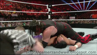 Kane pins Damien Sandow on WWE raw held on 05/11/2012