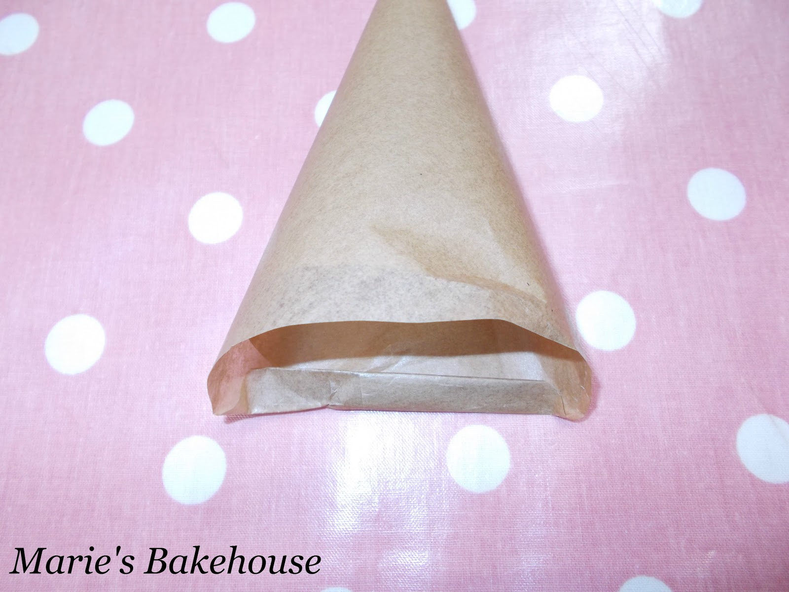 Marie's Bakehouse How to make a paper piping bag