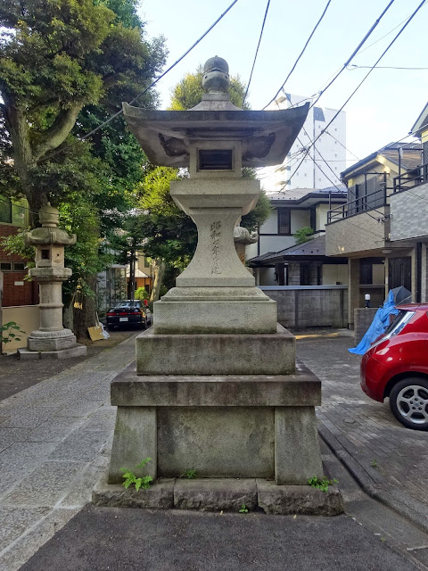 石灯籠,氷川神社,東中野〈著作権フリー無料画像〉Free Stock Photos 