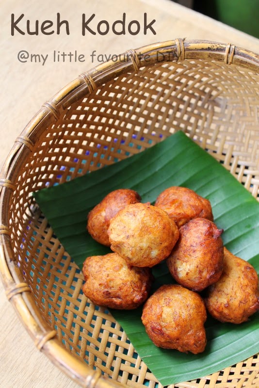 my little favourite DIY Kueh Kodok (Mashed Banana Fritters) 炸香蕉球