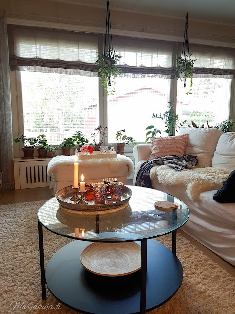 #olensisustaja ikea ektorp vittjö sohva olohuonen livingroom sisustus kynttilä tinek skandinaavinen tunnelma