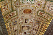 Make a visit to Saint Peter's square in Vatican City (img )