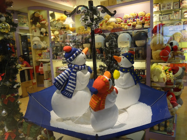 Automated Snow Ball Pebbles Sprinkling Window Display in the Mall in Kuala Lumpur, MALAYSIA Automated Snow Ball Pebbles Sprinkling Window Display in the Mall in Kuala Lumpur, MALAYSIA