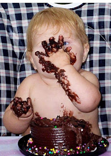 Bebê comendo bolo lambuzado