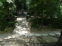 大師を写真撮影しょうとバックしたところ、桜の木の根が邪魔して転倒した