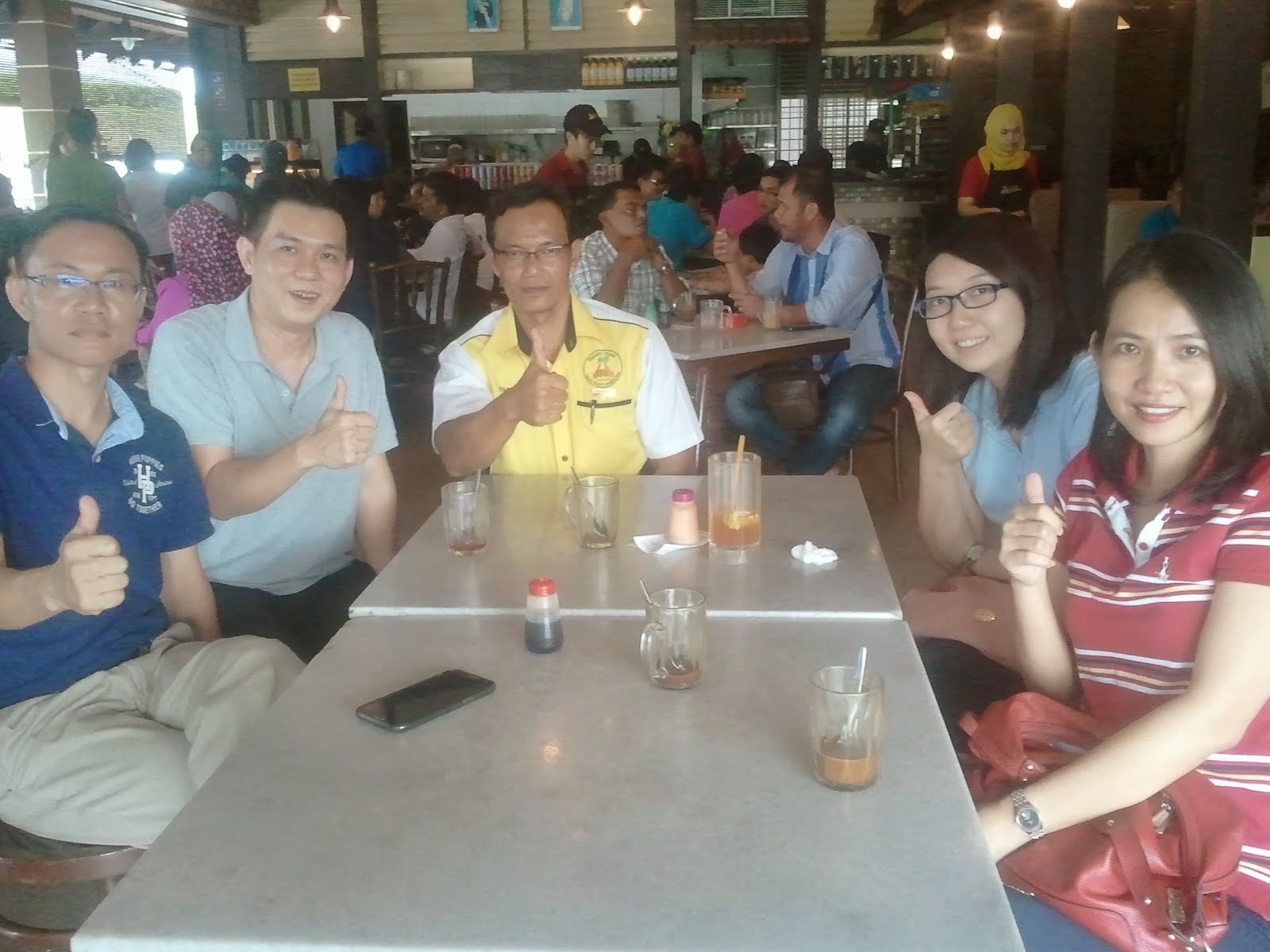 BERSAMA UPLINE MR NG DAN CYNTHIA SERTA STAFF RE-VITA MR LEONG DAN MISS SHU BIN