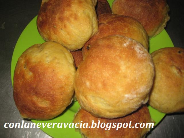 Panecillos De Tritordeum Con Tomate Y Albahaca
