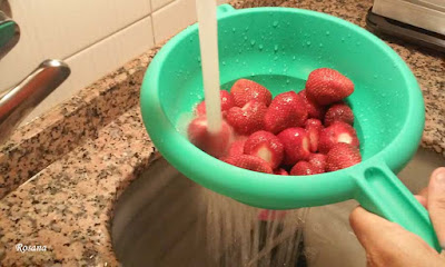 limpiamos las fresas con agua