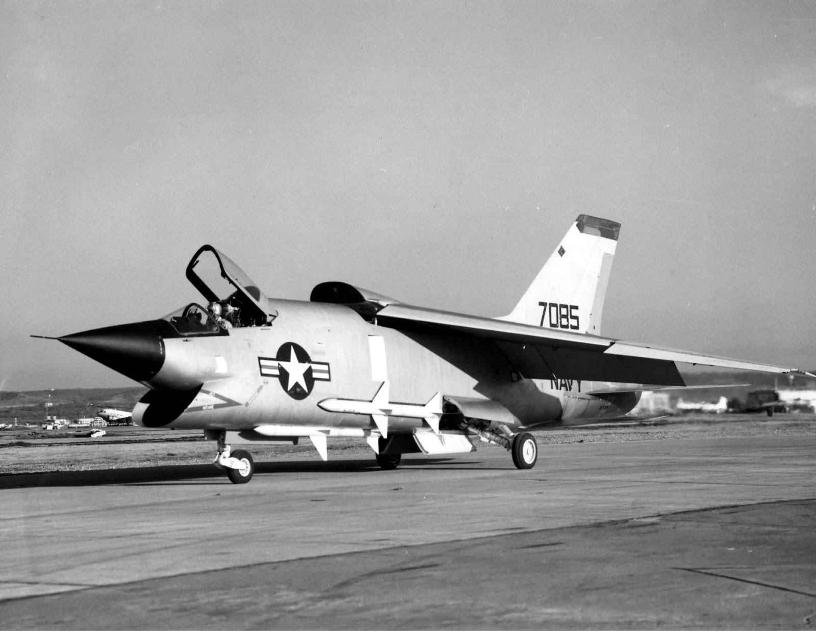 Vought_F8U-3_Crusader_III_taxiing_in_1958.jpeg