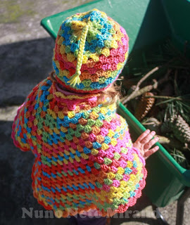 alt="crochet poncho, granny squares, Ice Yarns Baby Wool Print, poncho de criança em crochet, quadradinhos da avó, Sweet Little Granny Hat, gorro em crochet"
