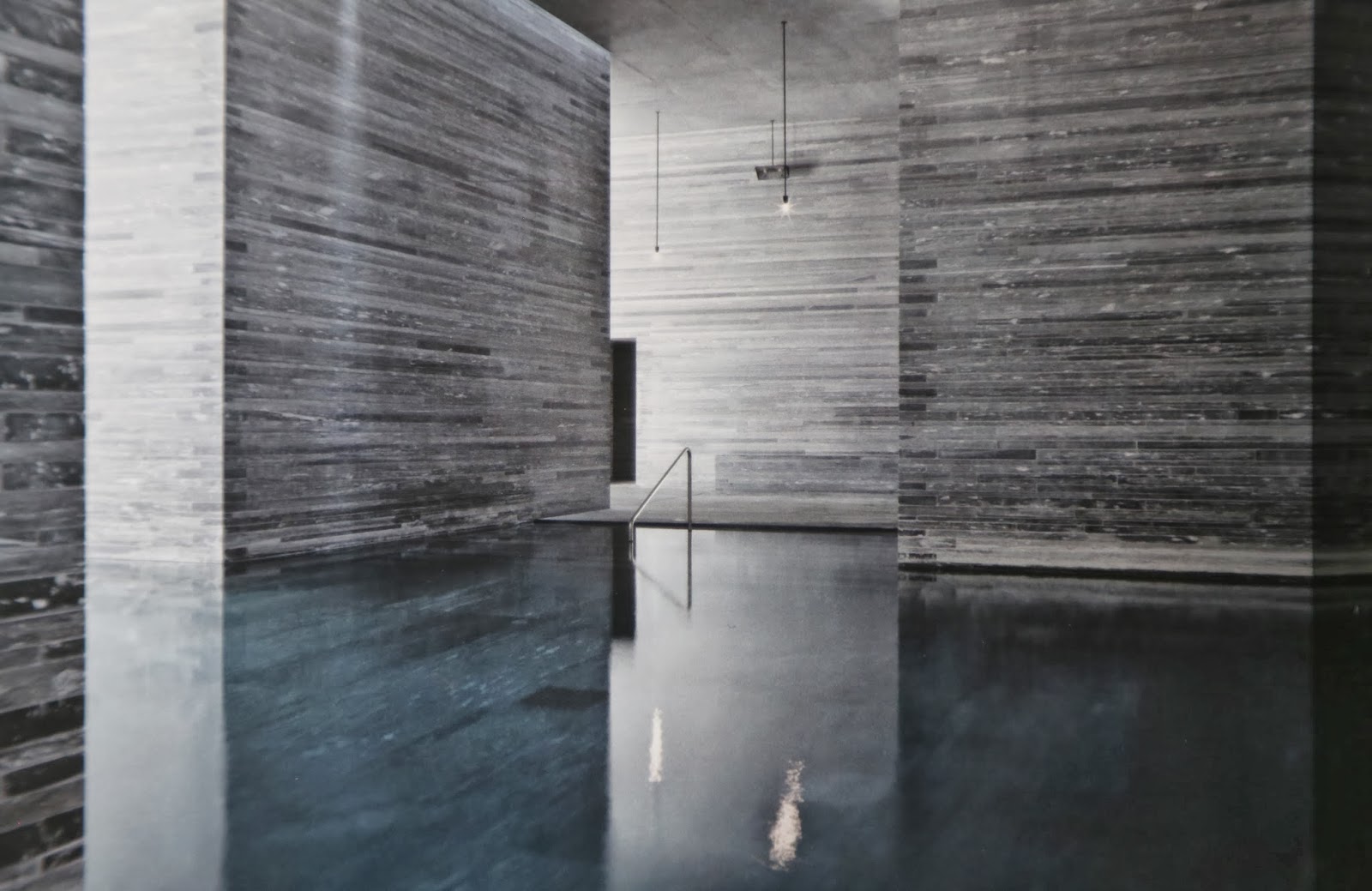 Man In Helvetica Stein Und Wasser Valser Quarzit