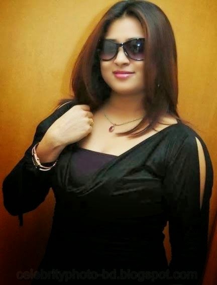 Sweet+Farah+Khan+looks+very+hot+on+a+black+dress005 Smartwikibd.Net