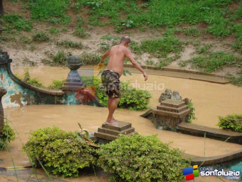 Coxita, figura de Santa Luzia nada na Fonte dos Camelos inundada em Santa Luzia (MG)