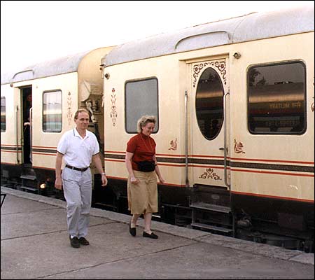Luxury Trains on Indian Tourist Places  Palace On Wheels  Luxury Train Of India