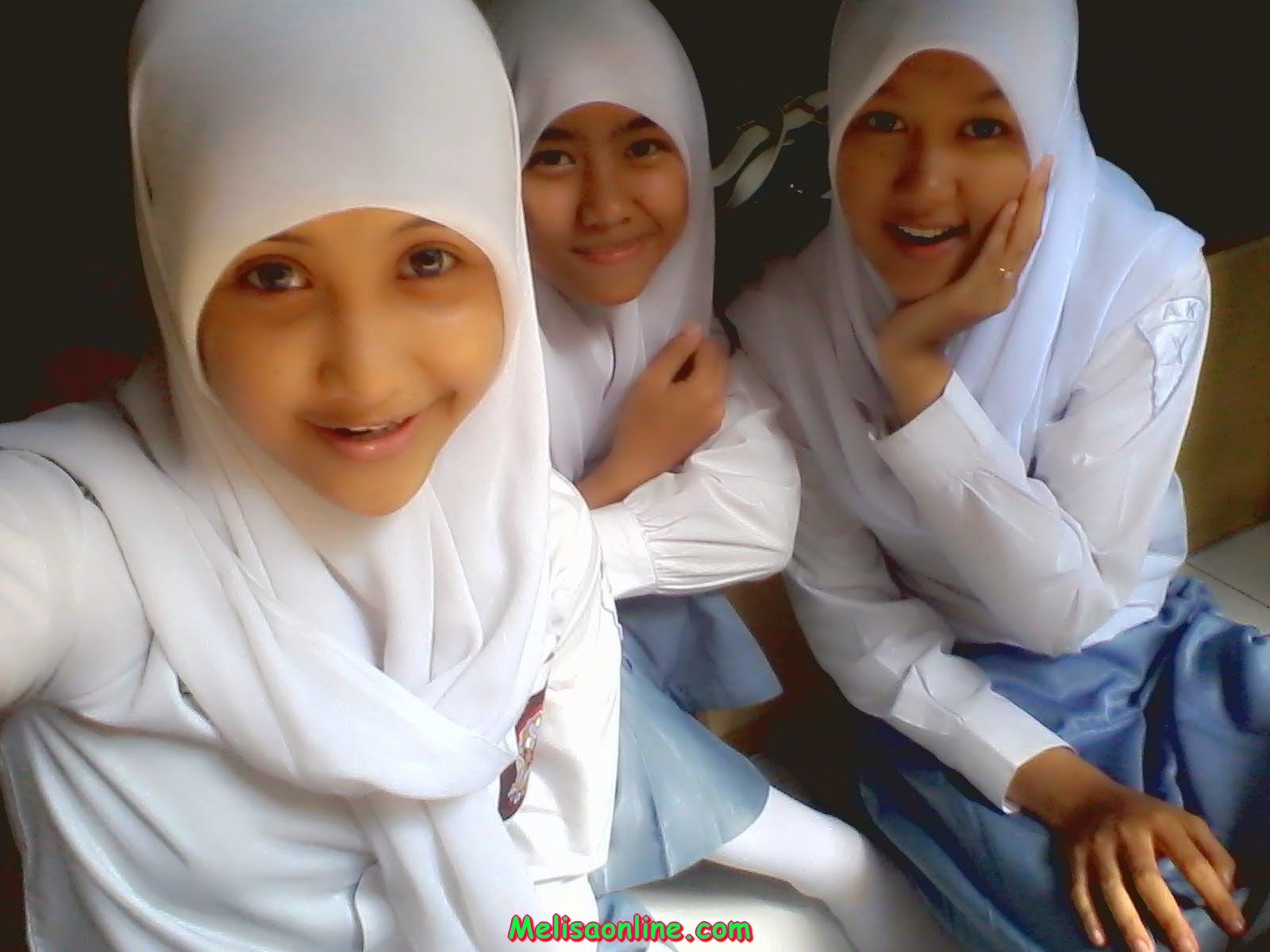 Photo-photo Siswi SMA Berjilbab Narsis di dalam Kelas | Kumpulan Foto