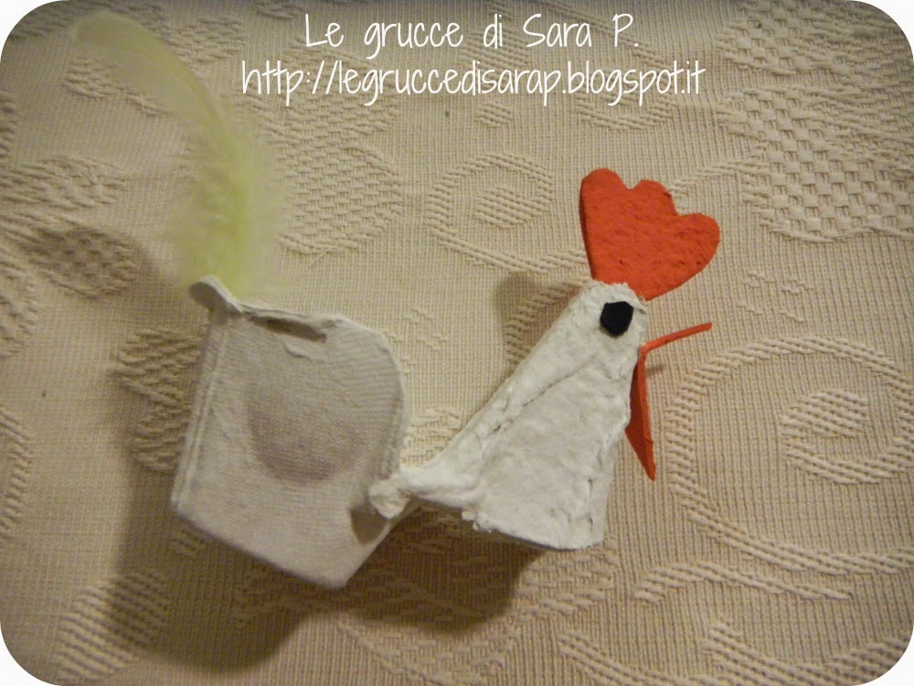 Le grucce di Sara P. Galletto con una scatola delle uova