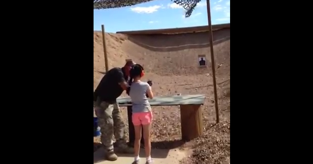 VIDEO: Niña de 9 mata accidentalmente instructor de armas de fuego