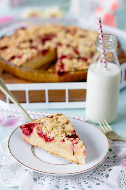 mansikka-raparperipiirakka