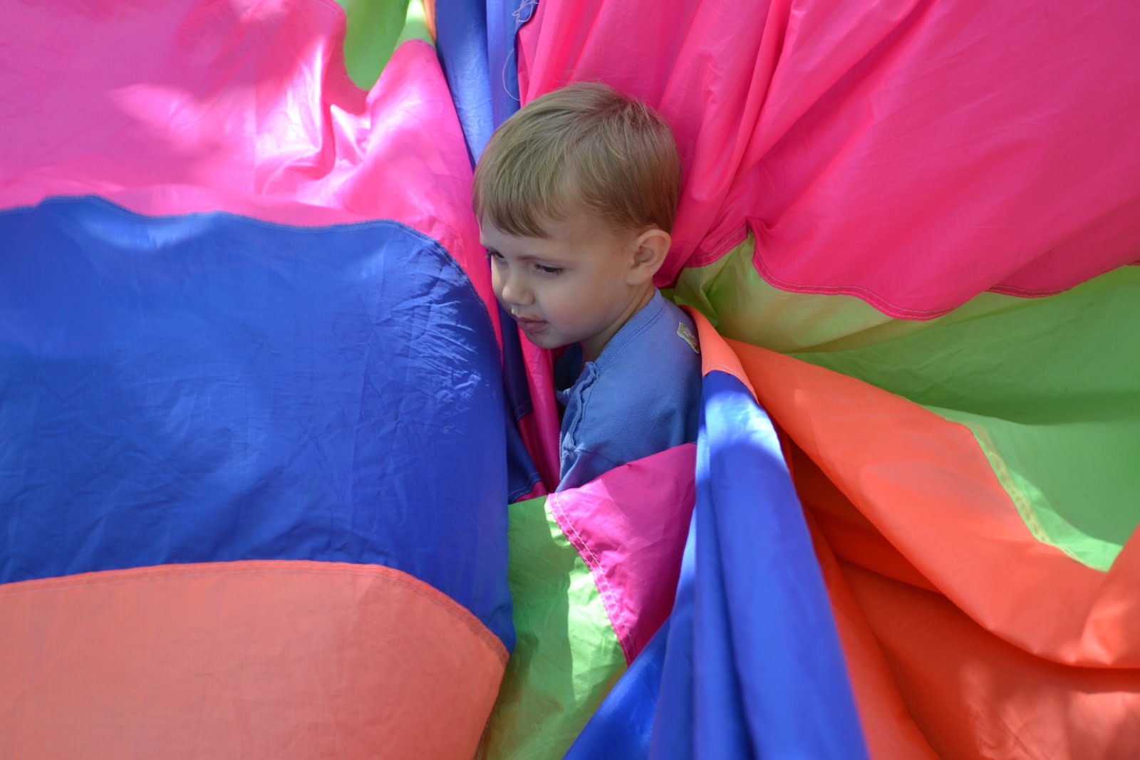 Messy Kids Parachute Play