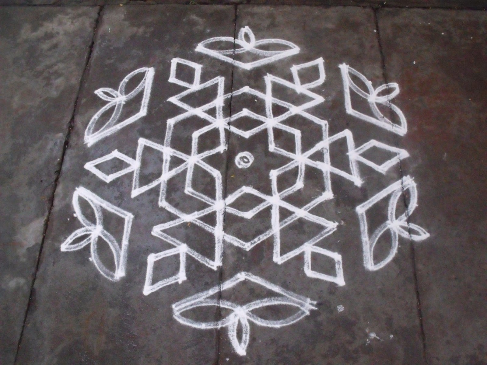 Rangoli designs/Kolam [S.No101] 137 sandhu pulli kolam Lamp kolam