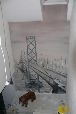 Malowanie mostu w perspektywie, mural przedstawia most i miasto nocą