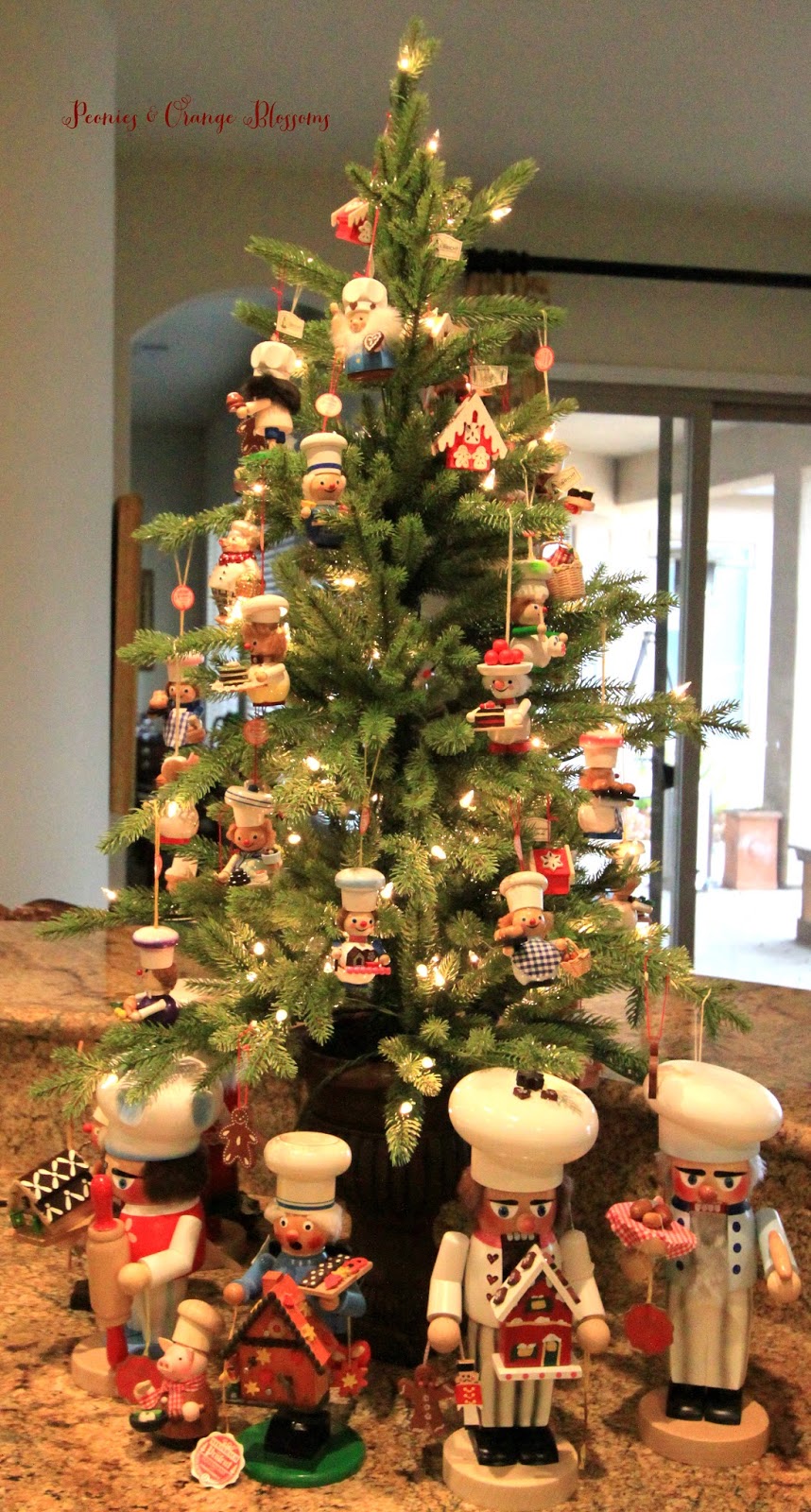 How to Decorate a Kitchen Christmas Tree
