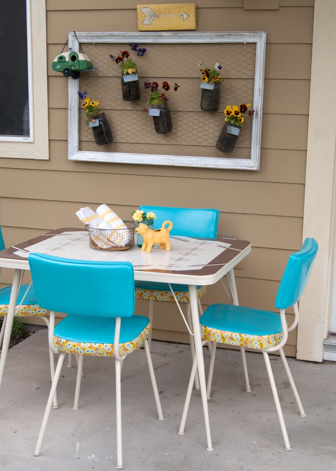 How to Make Over a Vintage Vinyl Set (using Spray Paint & Mod