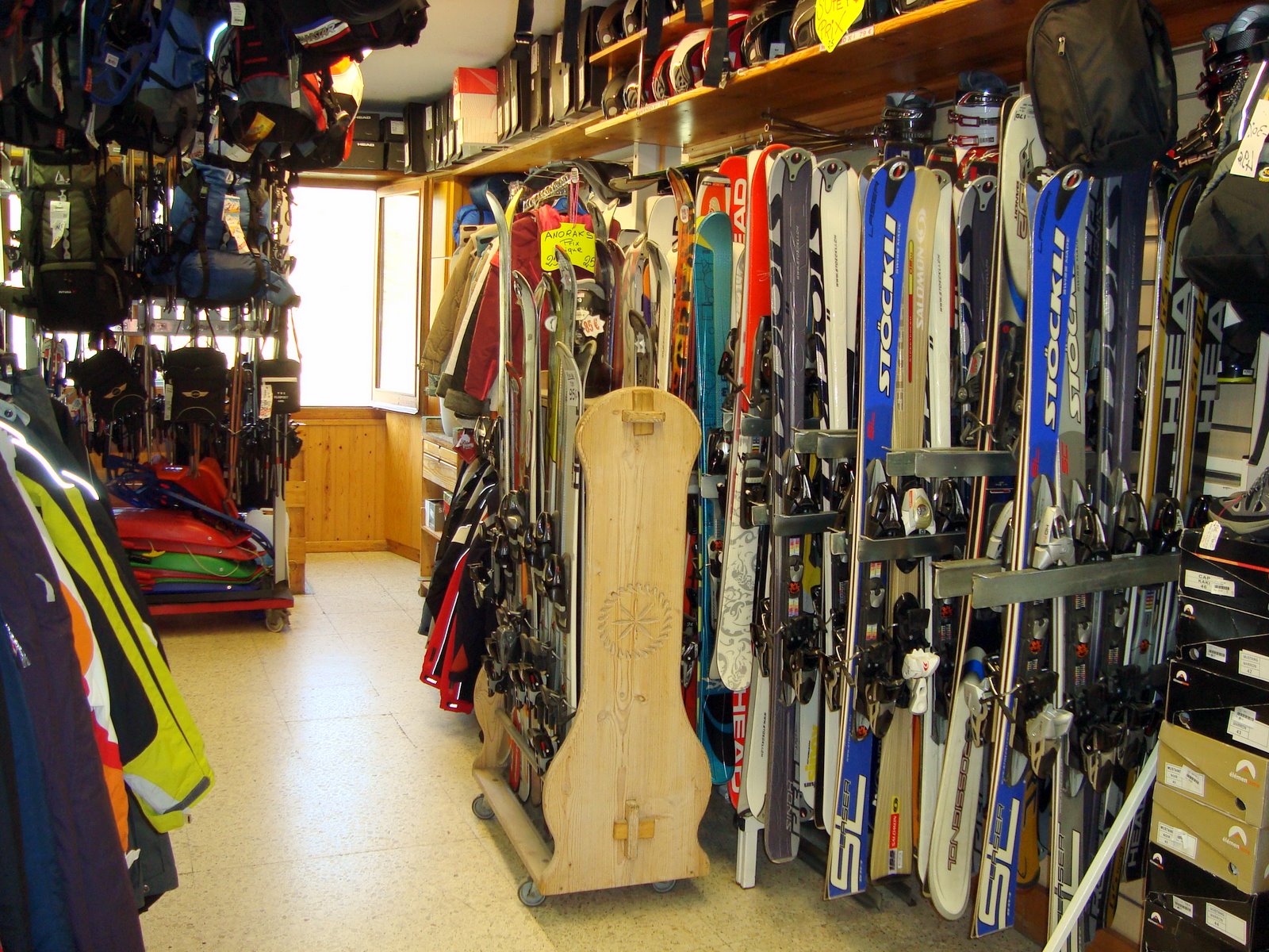 LLOGUER ESQUIS I SNOWBOARD PAS DE LA CASA. LOCATION SKI PAS DE LA CASE