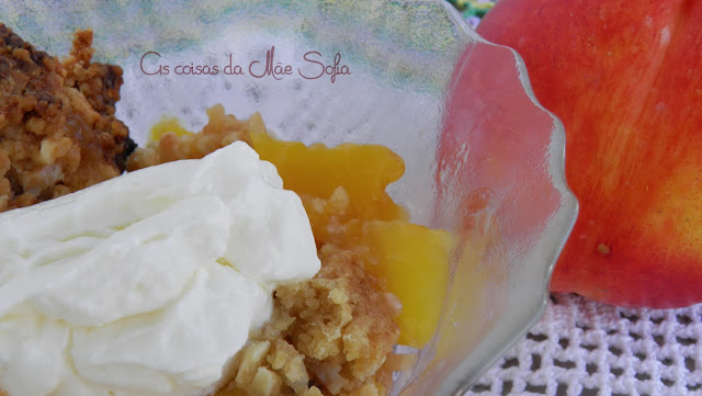 Crumble de pêssego e banana com amêndoa / Peach and banana crumble with almond  