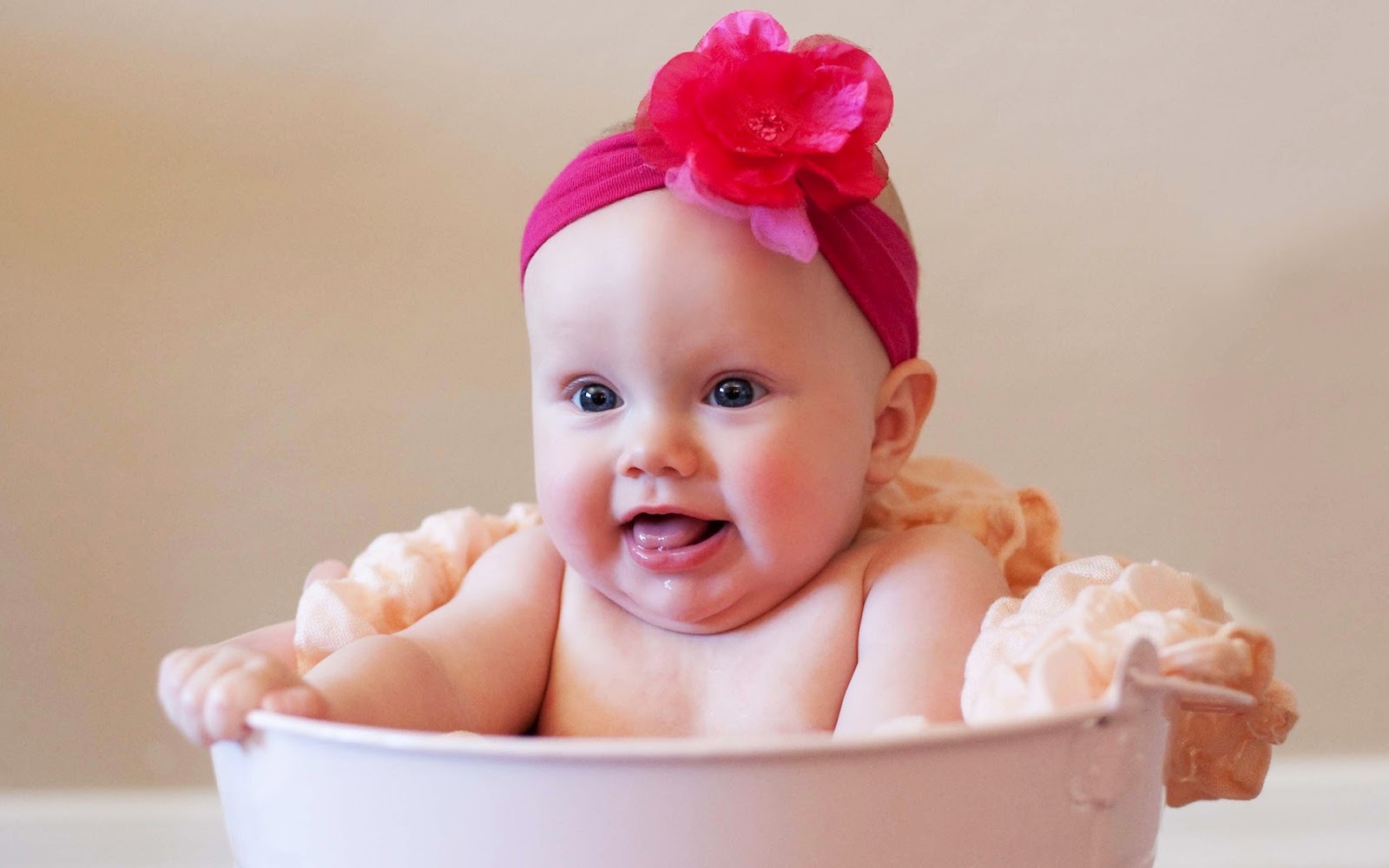 http://1.bp.blogspot.com/-UL0j7Z8gFOk/UCUMYXnHXGI/AAAAAAAACQQ/8P6L5DZSVUE/s1600/Cute+Baby+HD+Wallpaper.jpg