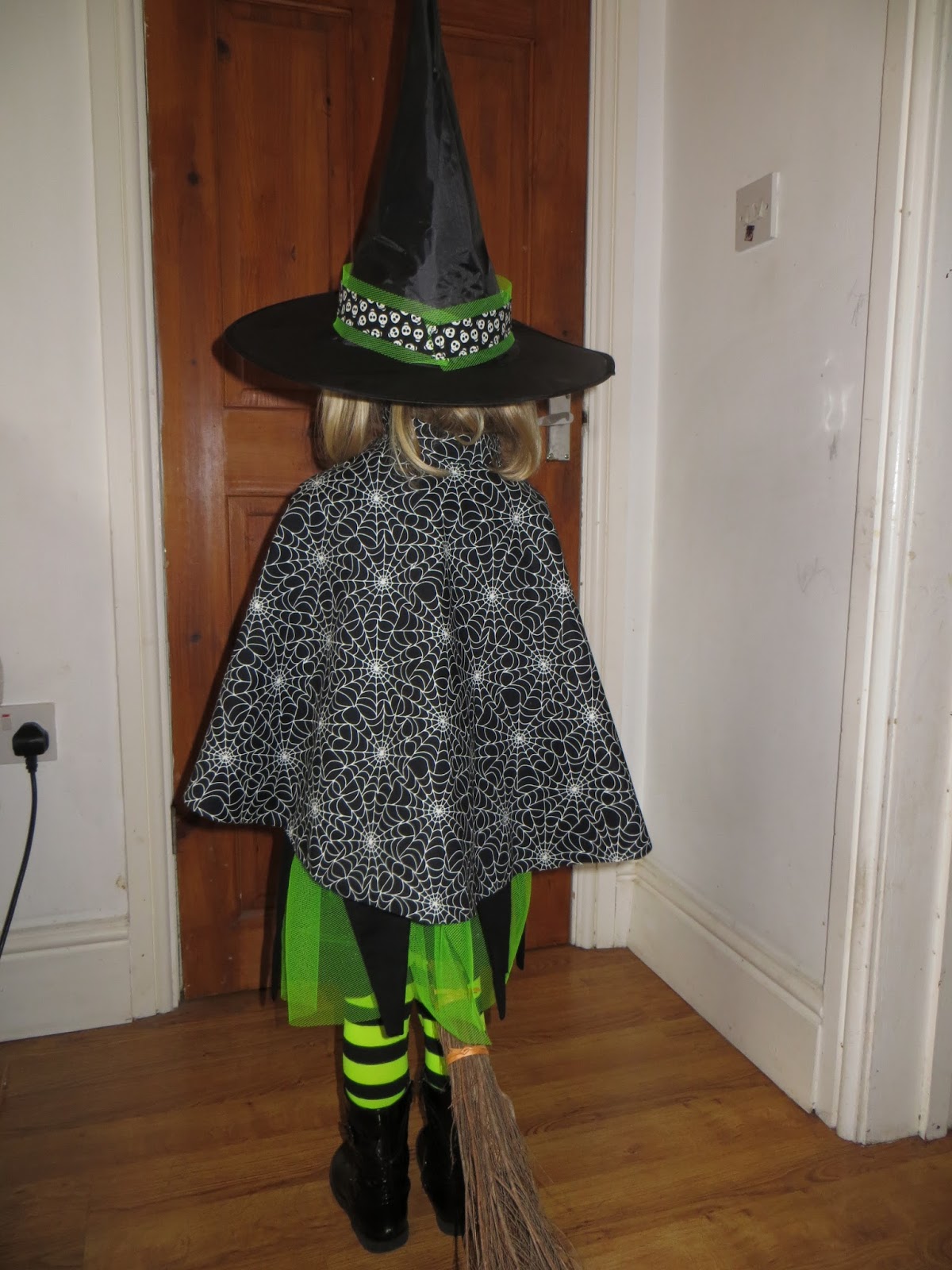 Pelenna Patchworks Collared witch's cloak tutorial how to make a child's cape to go with a