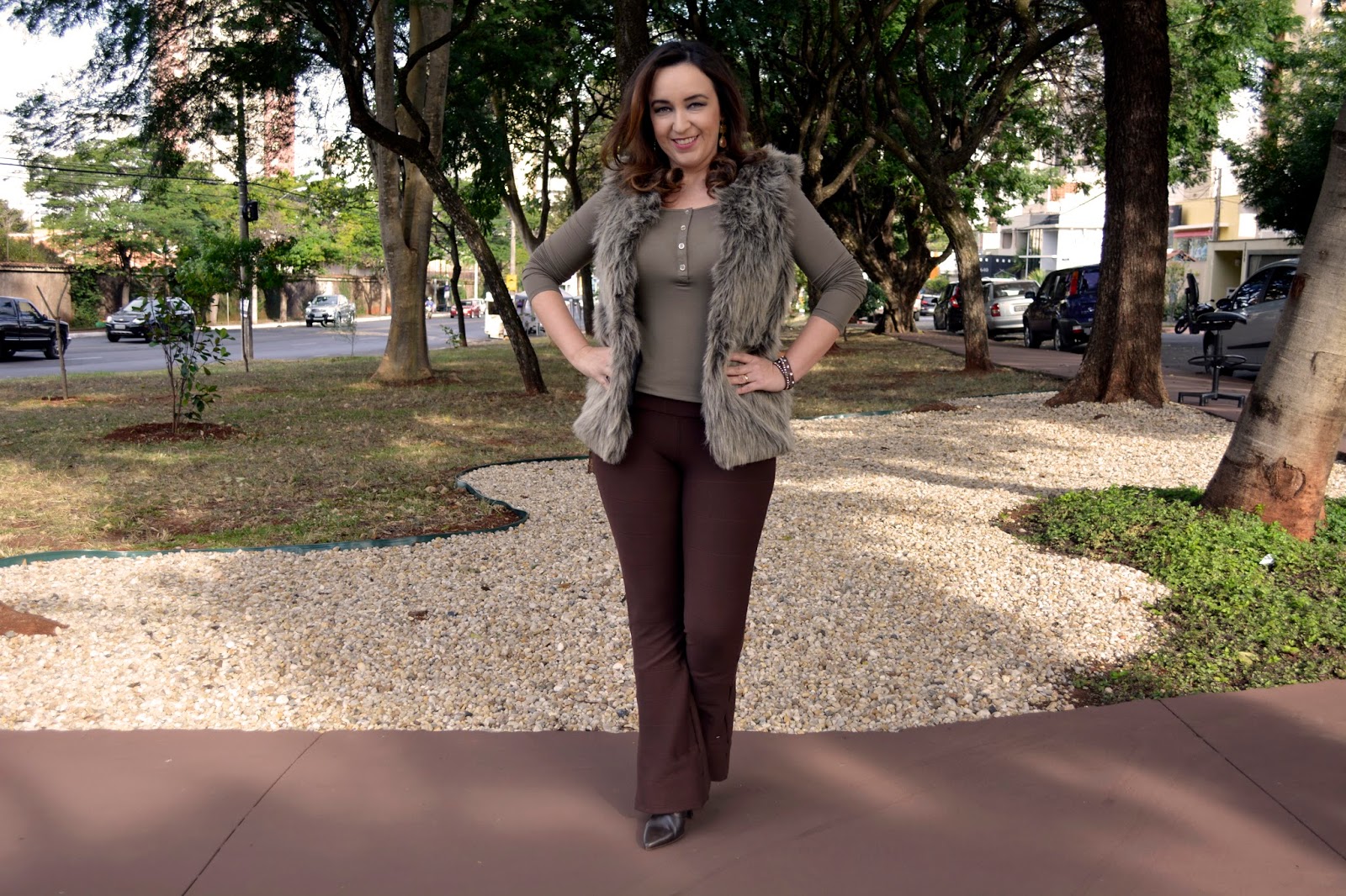 calça flare com colete
