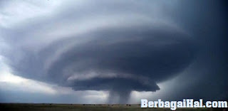 Bentuk Awan Paling Aneh di Dunia