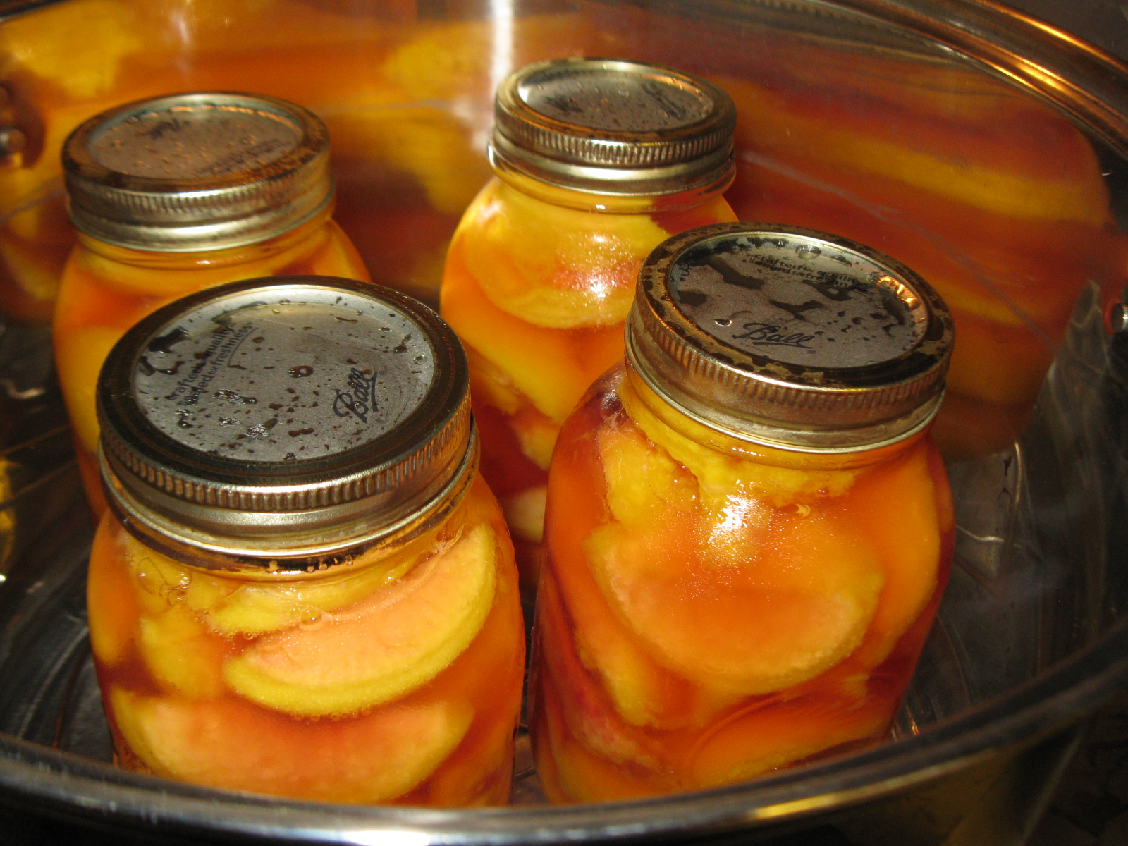 Simply Homemaking Canning clingstone peaches without sugar... Whew!