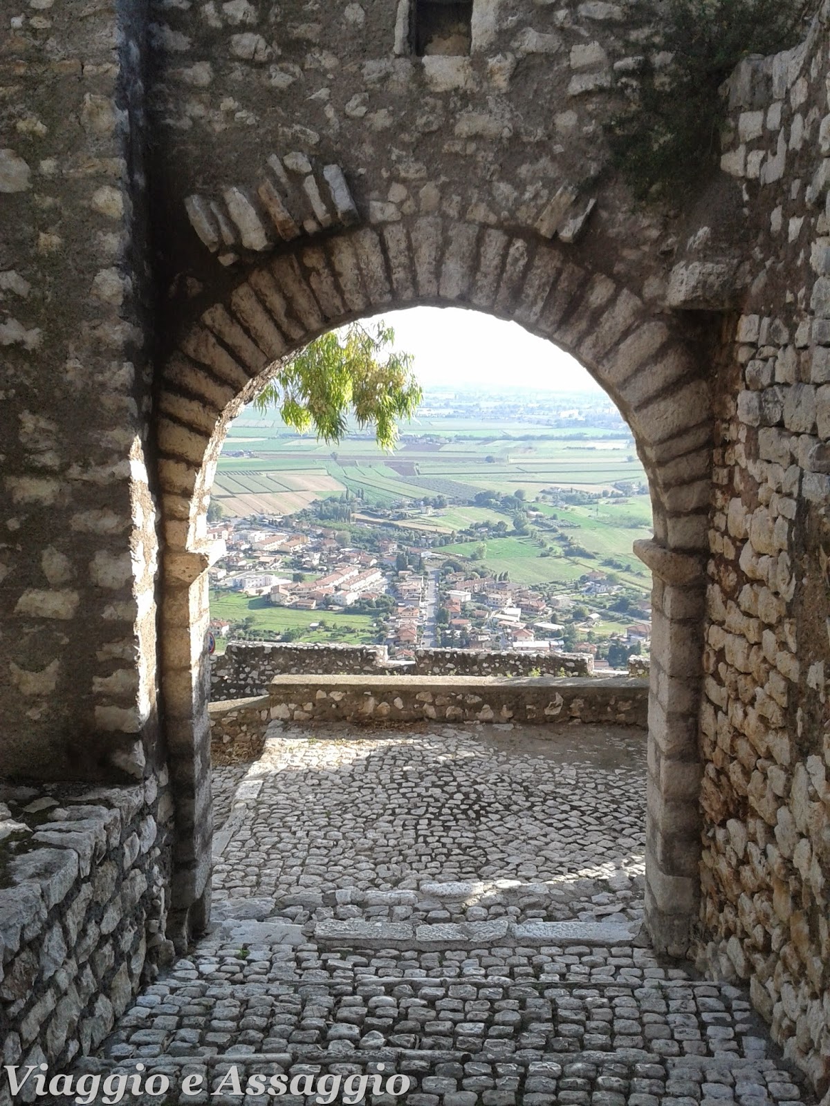 Sermoneta, uno dei borghi mediovali meglio conservati d\u0027Italia, con un immenso patrimonio storico, artistico e culturale affascina fin da subito il