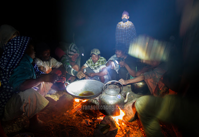Bermalam di PLawangan Sembalun, Gunung Rinjani Mount Rinjani; Gunung Rinjani; Volcano; Treking to Rinjani; Rinjani Photos; Segara Anak Lake; Danau Segara Anak; Sasak Tribe; Mendaki Gunung Rinjani; Lombok; Nusa Tenggara; Rinjani Base Camp; Taman Nasional Gunung Rinjani; Mount Rinjani National Park; Sembalun Trek; Senaru Trek; Rinjani Trek Management Board; Porter Rinjani; Jalur Senaru; Jalur Sembalun; Treking to Rinjani; Hike to Rinjani; Pemandangan Rinjani; foto Rinjani; Jalur Pendakian Gunung Rinjani; Savana; Cemara; Gunung Api; Volcano; Rute pendakian rinjani; Puncak Rinjani; Vegetasi Rinjani; Nusa Tenggara Barat; Titik Tertinggi; Lombok Guide; Guide to Hike Rinjani; Puncak Anjani; Dewi Anjani; Plawangan Sembalun; Plawangan Senaru; Tengengean; Forest; Lake; Hutan; Hill; Bukit; Camp Site; Fishing; Memancing; Landscape Rinjani; Stone; Batu; Indonesia Volcano; Place to Visit In Indonesia; Mataram; Mountain Photos; Volcanoes Photo; Indonesia Photography; Travel Photography; Best Indonesia Photos