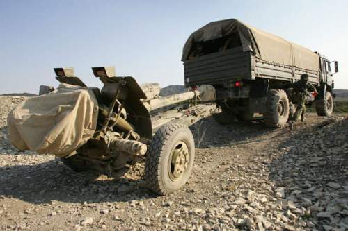 Meriam Howitzer D-30 dibawa dengan truk