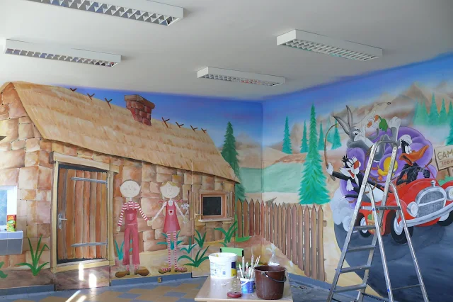 malowanie obrazu ściennego w szkole, motyw bajkowy namalowany na ścianie, Warszawa