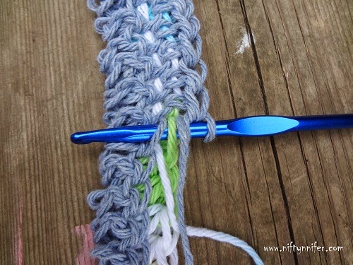 http://www.niftynnifer.com/2014/07/free-crochet-pattern-reversible-dish-mat.html