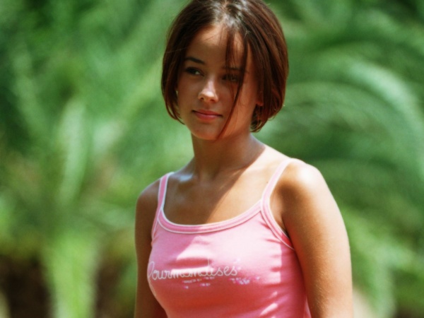  in these concerts in 2001 2002 2008 2009 2010 and 2011 Alizee