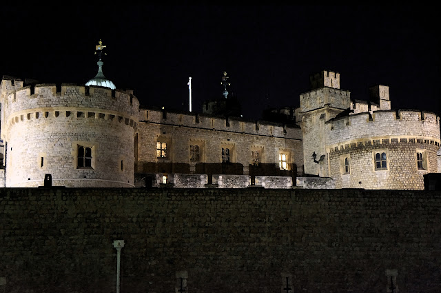 image of the tower of london at night