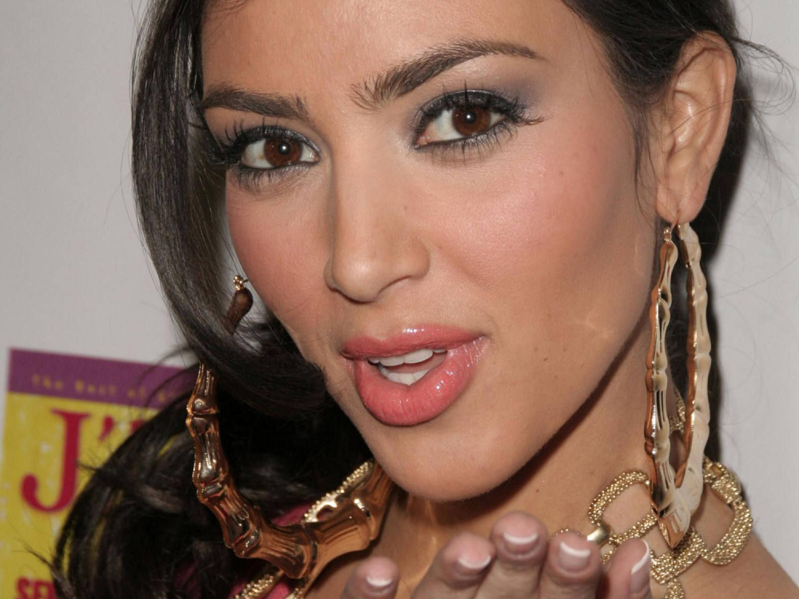 Celebrities HD Wallpapers: Hollywood Actress Kim Kardashian Hottest HD