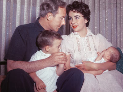 http://1.bp.blogspot.com/-UYvA4ng5pnU/TXCOE7cLxLI/AAAAAAAAEME/OnbBvl0rJB8/s400/ElizabethTaylor-MichaelWilding-MichaelJr-Christopher-1955.jpg