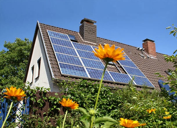 الخلايا الشمسية فوق سطح المنزل