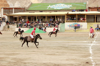 Pics-Kalki, Vishal Bhardwaj & Govind Nihalani enjoy polo match at Ladakh 